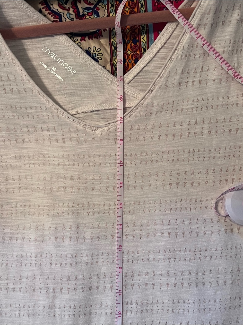 Maurices Cream and Rose Gold Short Sleeve V-Neck Fitted Top Size Medium - Picture 15 of 15